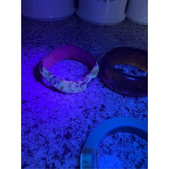 Vintage Lucite Plastic Bangle UV Reactive - Picture 5 of 5